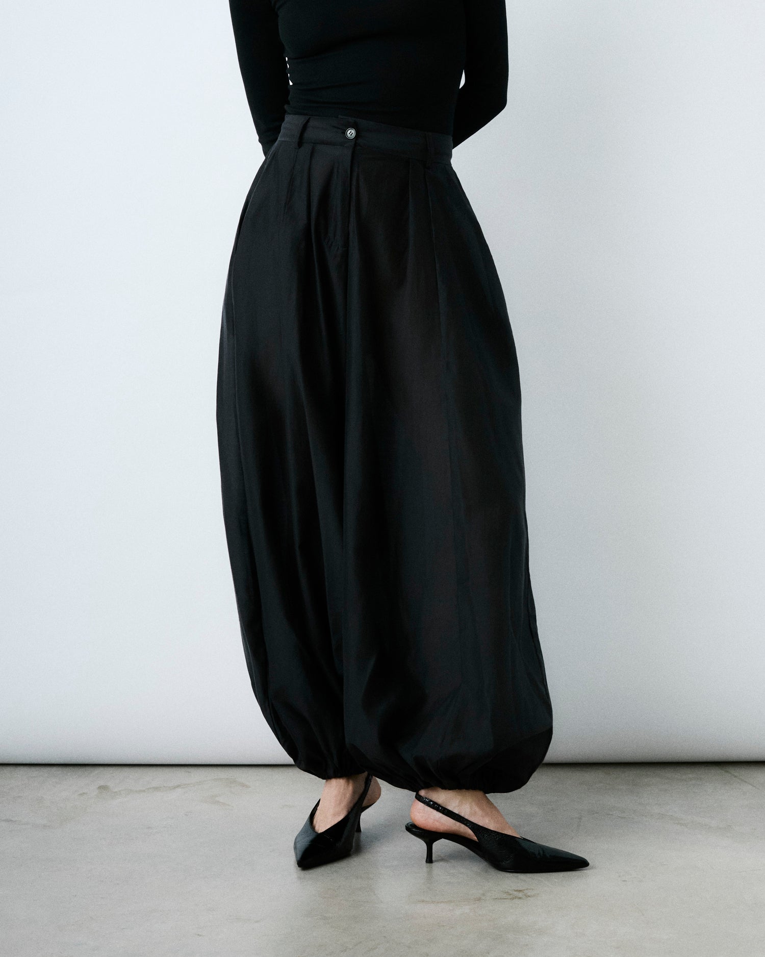DILAN LIGHT MUSLIN TROUSERS // BLACK